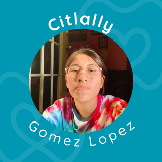 Imagen de perfil con fondo azul turquesa decorado con líneas curvas suaves en tono más claro. En el centro hay una fotografía circular de una persona joven con cabello largo y oscuro, usando gafas y una camiseta de colores tipo tie-dye. Está en un entorno interior con paredes oscuras y una puerta de cristal detrás. Sobre la fotografía, en forma semicircular, está escrito el nombre “Citlally” y debajo, también en forma curva, aparece “Gomez Lopez”, ambos en letras blancas y tipografía amigable. El diseño transmite un estilo moderno y juvenil.